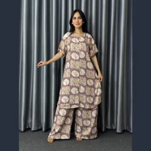 মভ পার্পল ও ক্রিম ফ্লোরাল সার্কেল প্রিন্ট